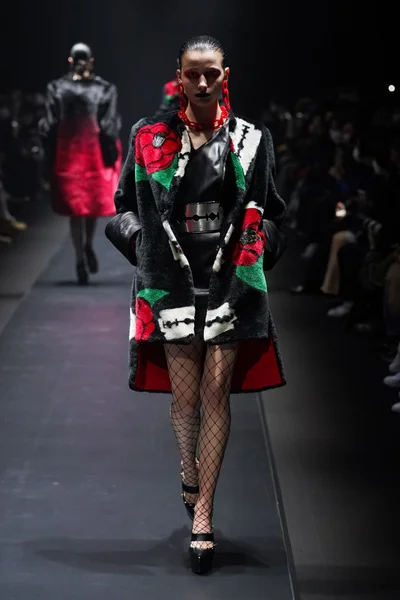Look 10